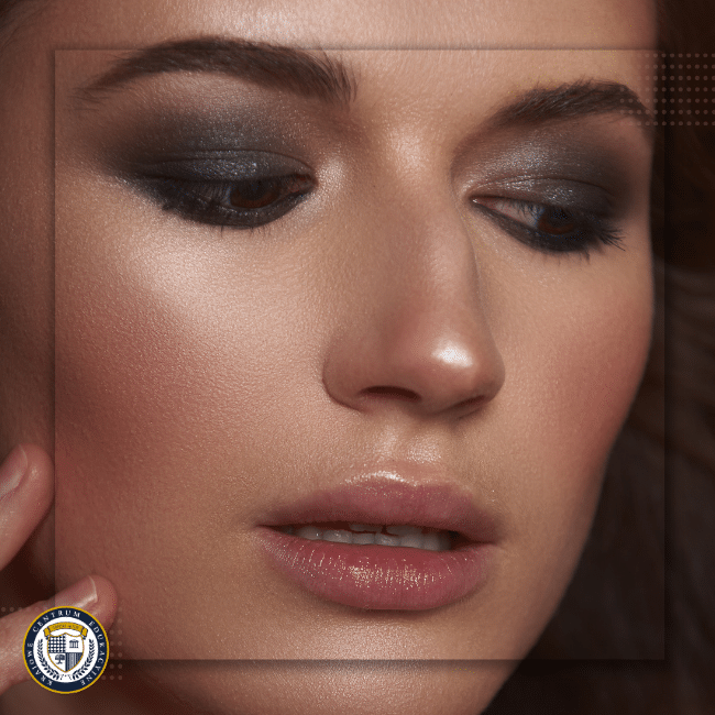 Intensywny wieczorowy makijaż w stylu smokey eye w ciemnych odcieniach z rozświetloną skórą