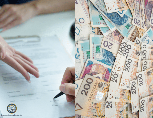 Praca w Dziale Kadr i Płac: Po lewej stronie zbliżenie na dłonie podpisujące dokument, po prawej stronie rozłożone banknoty o różnych nominałach w polskiej walucie. W lewym dolnym rogu logo Krajowego Centrum Edukacyjnego