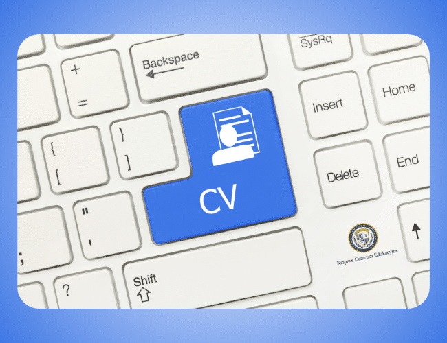 Przycisk CV na klawiaturze symbolizujący kluczowy element w poszukiwaniu pracy zdalnej dla grafika komputerowego
