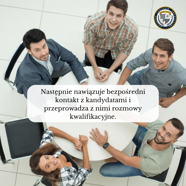 Zdjęcie z góry, pracowników, którzy siedzą przy okrągłym stole i się uśmiechają. Napis na środku: Następnie nawiązuje bezpośredni kontakt z kandydatami i przeprowadza z nimi rozmowy kwalifikacyjne.