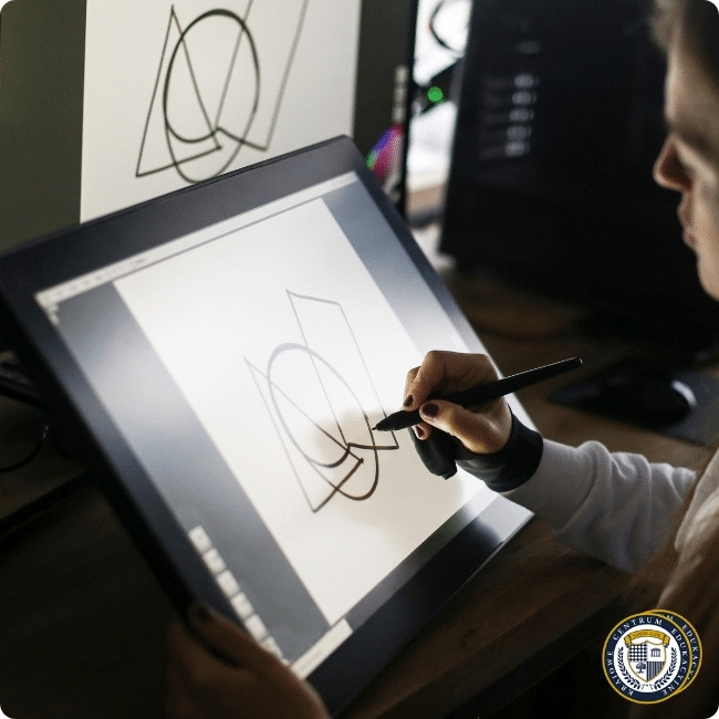 Zbliżenie na dłonie grafika rysującego logo na tablecie graficznym, widoczny szkic geometrycznego projektu na ekranie i jego odbicie na ścianie w tle