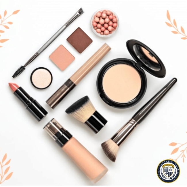 Flat lay kosmetyków do makijażu w odcieniach nude na białym tle: podkład, puder, pędzle, pomadka, róż i perełki rozświetlające, ozdobione delikatnymi listkami