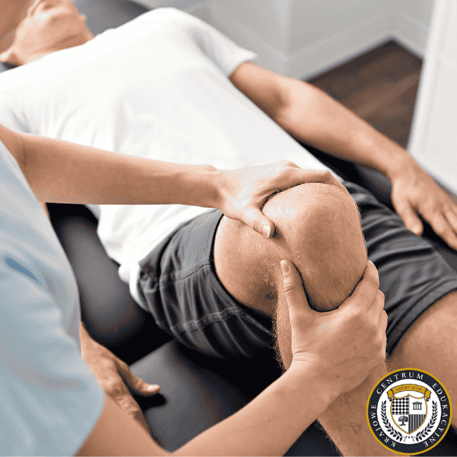 Profesjonalny fizjoterapeuta wykonujący terapię manualną kolana pacjenta podczas rehabilitacji