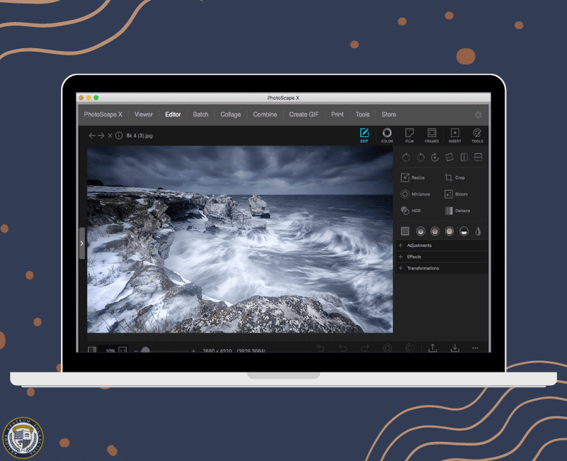 Program PhotoScape X z dramatycznym czarno-białym zdjęciem morskiego krajobrazu i panelem narzędzi do edycji Photoscape X