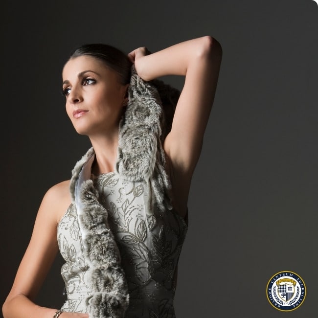 Makijaż do szarej sukienki - elegancki makijaż wieczorowy z podkreślonymi oczami
