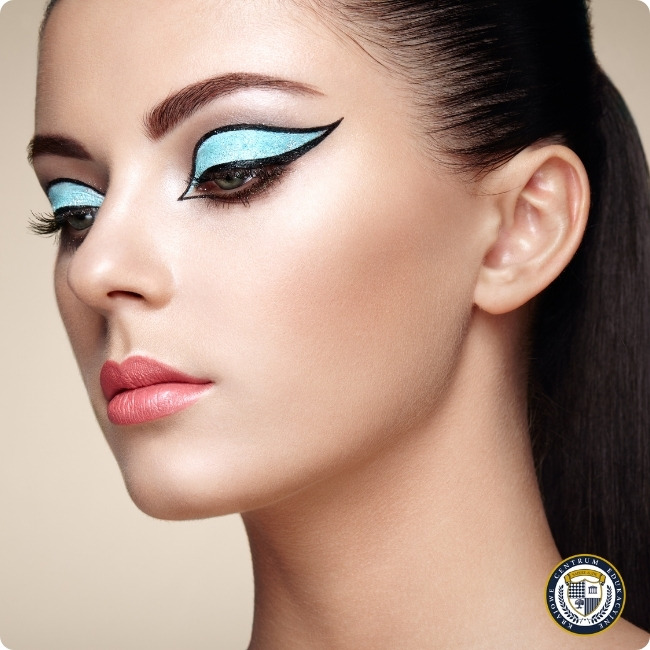Makijaż wieczorowy z turkusowym cieniem i precyzyjną kreską - artystyczny make-up na specjalne okazje