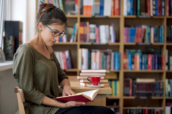 kobieta czytająca w bibliotece