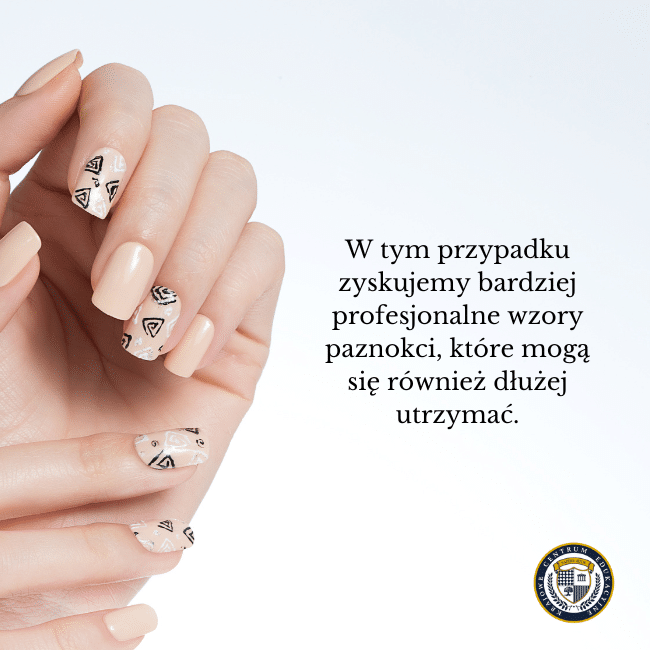 Zdjęcie dłoni z delikatnymi pastelowymi kolorami oraz czarnym geometrycznym wzorkiem na paznokciach. W tym przypadku zyskujemy bardziej profesjonalne wzory paznokci, które mogą się również dłużej utrzymać.
