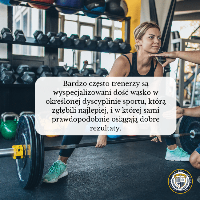 Zdjęcie kobiety na siłowni podnoszącej ciężary i napis na środku: Bardzo często trenerzy są wyspecjalizowani dość wąsko w określonej dyscyplinie sportu, którą zgłębili najlepiej, i w której sami prawdopodobnie osiągają dobre rezultaty.