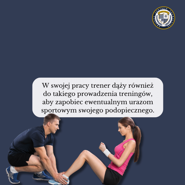 Granatowe tło i zdjęcie mężczyzny, który pomaga kobiecie w treningu. Napis na środku: W swojej pracy trener dąży również do takiego prowadzenia treningów, aby zapobiec ewentualnym urazom sportowym swojego podopiecznego.