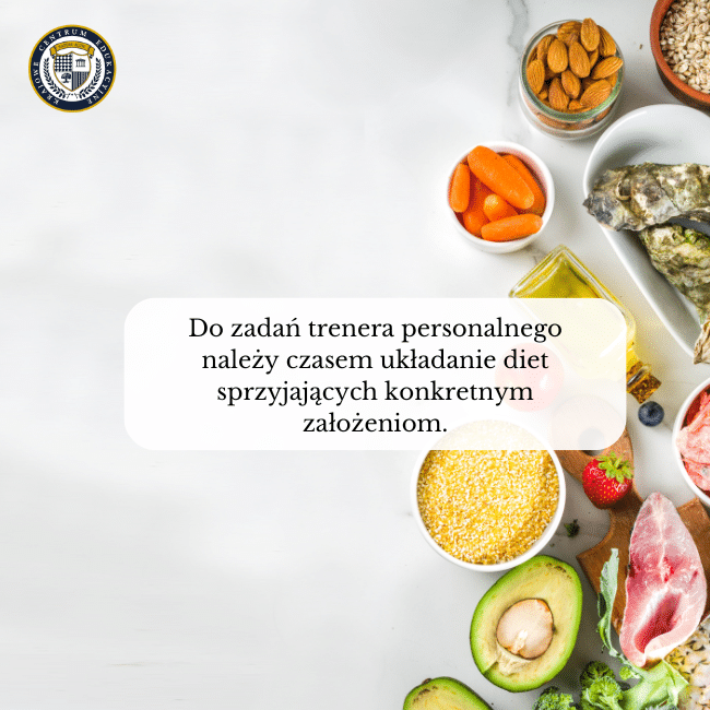 Zdjęcie jedzenia na białym tle i napis na środku: Do zadań trenera personalnego należy czasem układanie diet sprzyjających konkretnym założeniom.