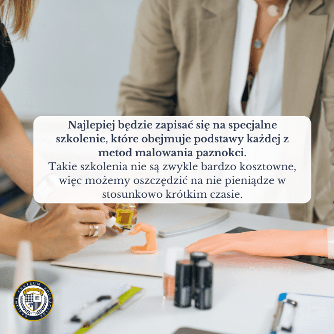 Zdjęcie dwóch pań, które wykonują szkolenie na stylizacje paznokci. Używają sztucznych plastikowych eksponatów dłoni, na których wykonują manicure. Najlepiej będzie zapisać się na specjalne szkolenie, które obejmuje podstawy każdej z metod malowania paznokci.Takie szkolenia nie są zwykle bardzo kosztowne, więc możemy oszczędzić na nie pieniądze w stosunkowo krótkim czasie. Temat: stylizacja paznokci