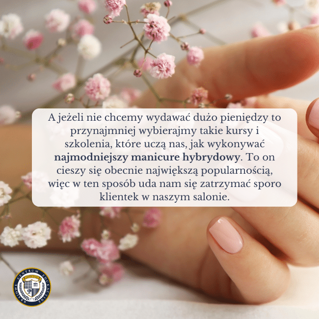 Zdjęcie dłoni na białym tle, z różowymi paznokciami i napis na środku: A jeżeli nie chcemy wydawać dużo pieniędzy to przynajmniej wybierajmy takie kursy i szkolenia, które uczą nas, jak wykonywać najmodniejszy manicure hybrydowy. To on cieszy się obecnie największą popularnością, więc w ten sposób uda nam się zatrzymać sporo klientek w naszym salonie. Temat: stylizacja paznokci