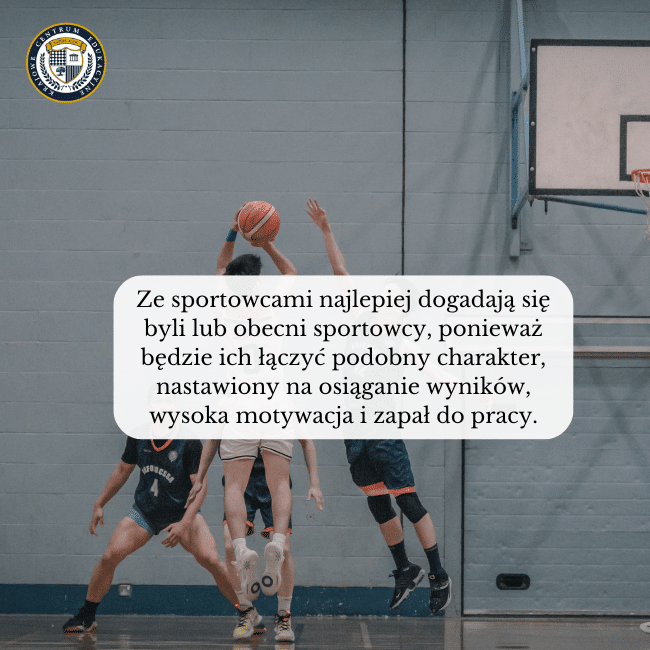 Zdjęcie grających na boisku koszykarzy i napis na środku: Ze sportowcami najlepiej dogadają się byli lub obecni sportowcy, ponieważ będzie ich łączyć podobny charakter, nastawiony na osiąganie wyników, wysoka motywacja i zapał do pracy.