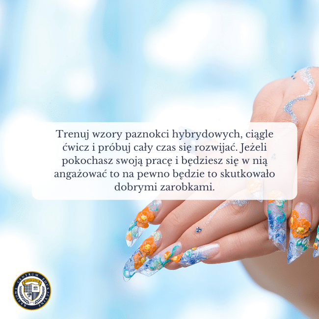 Niebieskie tło i piękne pomarańczowo-niebieskie wzory na długich paznokciach. Napis na środku: Trenuj wzory paznokci hybrydowych, ciągle ćwicz i próbuj cały czas się rozwijać. Jeżeli pokochasz swoją pracę i będziesz się w nią angażować to na pewno będzie to skutkowało dobrymi zarobkami.