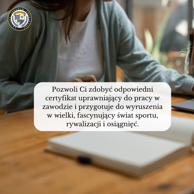 Zdjęcie kobiety uczącej się z laptopa i książki. Napis na środku: Pozwoli Ci zdobyć odpowiedni certyfikat uprawniający do pracy w zawodzie i przygotuje do wyruszenia w wielki, fascynujący świat sportu, rywalizacji i osiągnięć. Temat: Trener Przygotowania Motorycznego