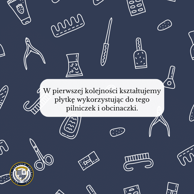 Granatowe tło z grafikami przyborów do paznokci i napis: W pierwszej kolejności kształtujemy płytkę wykorzystując do tego pilniczek i obcinaczki.