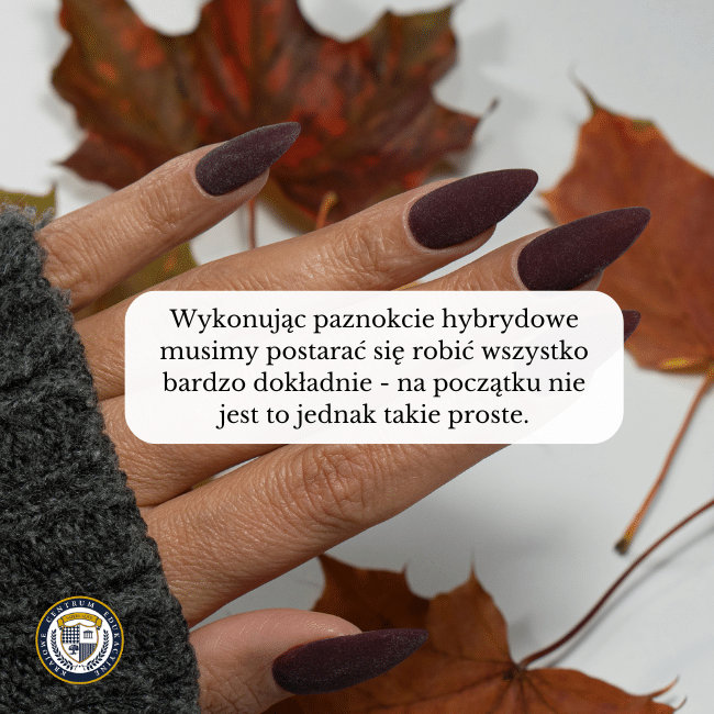 Zdjęcie burgundowych paznokci na tle z jesiennych liści i napis na środku: Wykonując paznokcie hybrydowe musimy postarać się robić wszystko bardzo dokładnie - na początku nie jest to jednak takie proste.