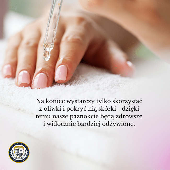 Zdjęcie dłoni na której paznokcie nakładana jest oliwka zmiększająca i napis na środku: Na koniec wystarczy tylko skorzystać z oliwki i pokryć nią skórki - dzięki temu nasze paznokcie będą zdrowsze i widocznie bardziej odżywione.