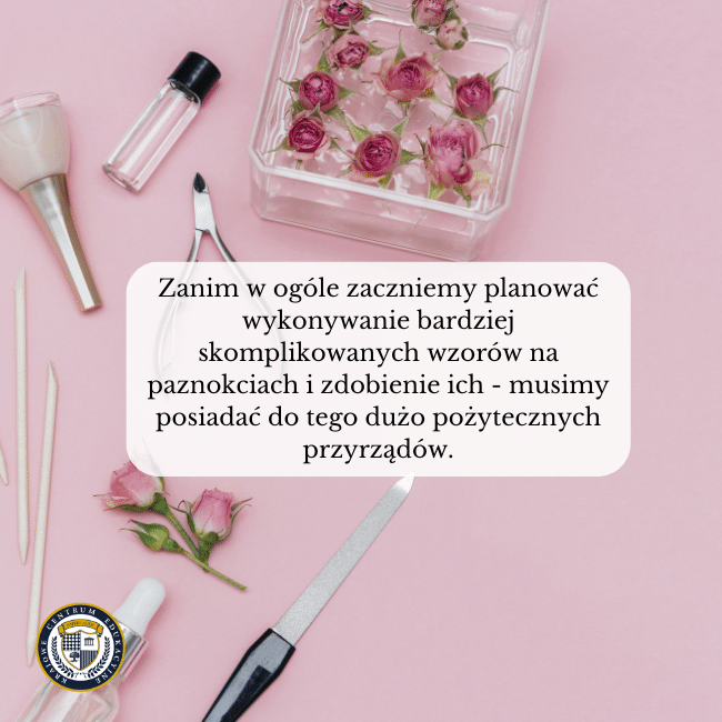Zdjęcie przyborów do paznokci na różowym tle i napis na środku: Zanim w ogóle zaczniemy planować wykonywanie bardziej skomplikowanych wzorów na paznokciach i zdobienie ich - musimy posiadać do tego dużo pożytecznych przyrządów.