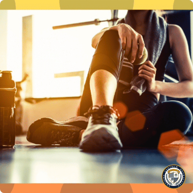trening HIIT - osoba przygotowująca się do treningu, wiążąca buty sportowe