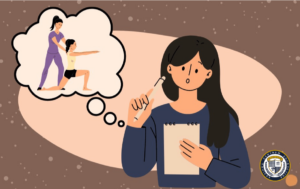 Ilustracja przedstawiająca kobietę w granatowej bluzce, trzymającą notes i długopis, zamyśloną nad swoją karierą zawodową. W dymku myślowym widoczna scena treningu personalnego, gdzie trener w fioletowym stroju pomaga klientce wykonać prawidłowo ćwiczenie. Grafika symbolizuje proces planowania rozwoju zawodowego w kierunku trenera personalnego poprzez studia i kursy online.