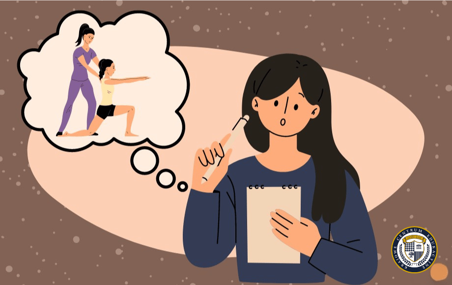 Ilustracja przedstawiająca kobietę w granatowej bluzce, trzymającą notes i długopis, zamyśloną nad swoją karierą zawodową. W dymku myślowym widoczna scena treningu personalnego, gdzie trener w fioletowym stroju pomaga klientce wykonać prawidłowo ćwiczenie. Grafika symbolizuje proces planowania rozwoju zawodowego w kierunku trenera personalnego poprzez studia i kursy online.