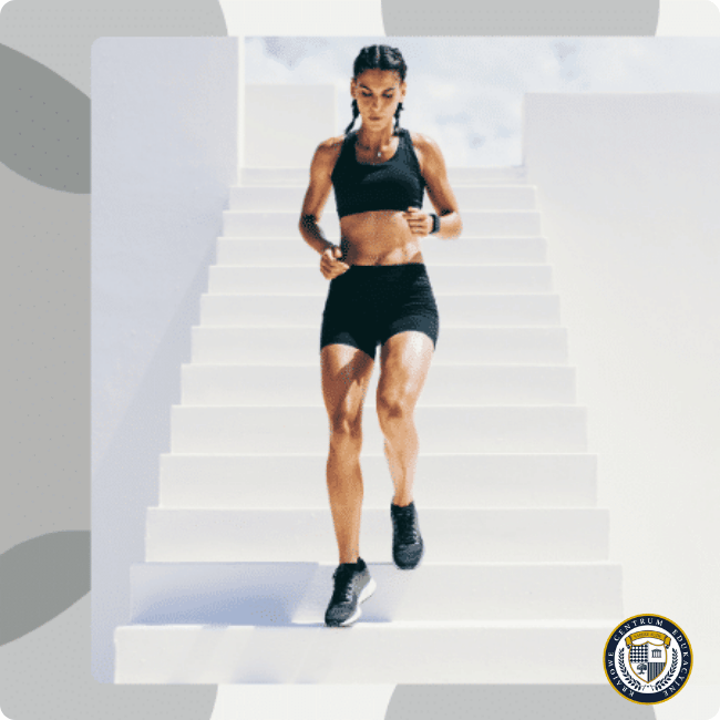 trening HIIT - kobieta biegnąca po schodach w stroju sportowym
