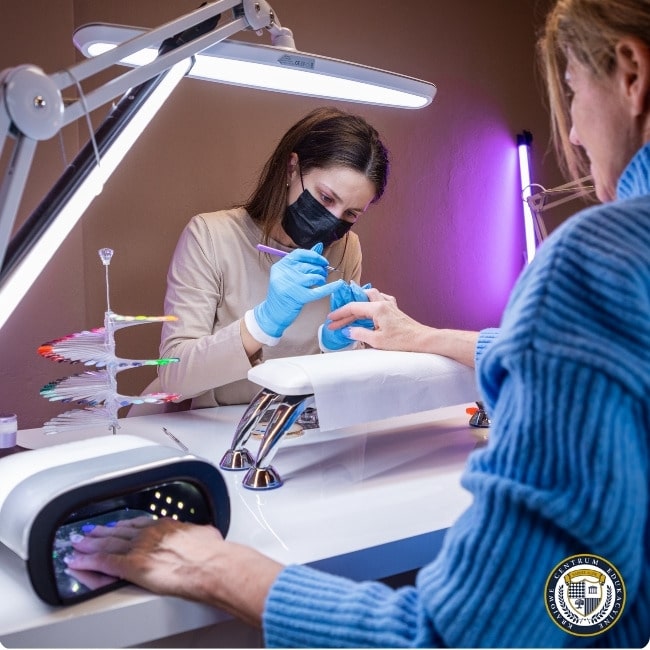 Paznokcie żelowe – proces utwardzania żelu pod lampą UV/LED w profesjonalnym salonie
