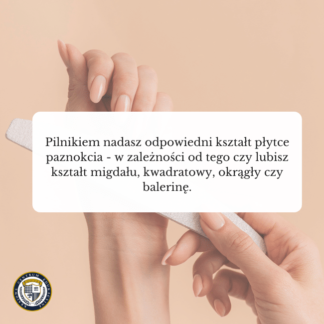 Zdjęcie rąk trzymających pilnik do paznokci w tle i napis na środku: Pilnikiem nadasz odpowiedni kształt płytce paznokcia - w zależności od tego czy lubisz kształt migdału, kwadratowy, okrągły czy balerinę.