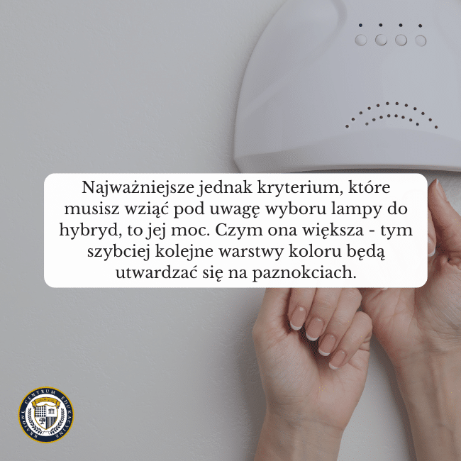 Zdjęcie lampy do paznokci utrwalającej jeden manicure w tle. Napis na środku: Najważniejsze jednak kryterium, które musisz wziąć pod uwagę wyboru lampy do hybryd, to jej moc. Czym ona większa - tym szybciej kolejne warstwy koloru będą utwardzać się na paznokciach. Zdjęcie nawiązuje do tematu: manicure hybrydowy