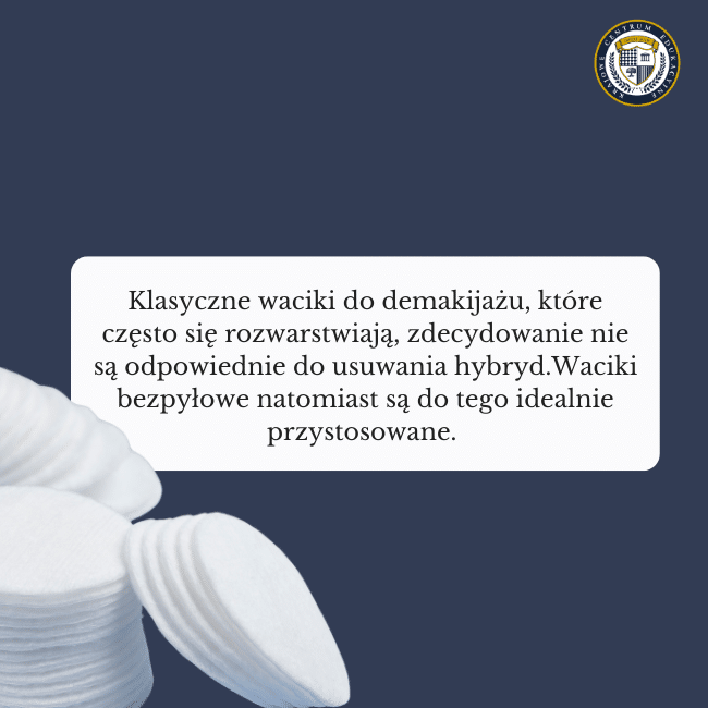Granatowe tło, grafika wacików i napis na środku.Klasyczne waciki do demakijażu, które często się rozwarstwiają, zdecydowanie nie są odpowiednie do usuwania hybryd. Waciki bezpyłowe natomiast są do tego idealnie przystosowane.