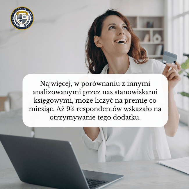 Zdjęcie uśmiechniętej kobiety w tle i napis: Najwięcej, w porównaniu z innymi analizowanymi przez nas stanowiskami księgowymi, może liczyć na premię co miesiąc. Aż 9% respondentów wskazało na otrzymywanie tego dodatku.