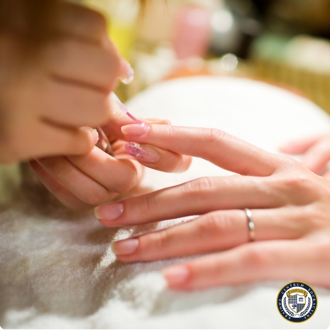 Wykonywanie manicure hybrydowego - nanoszenie lakieru hybrydowego na naturalną płytkę paznokcia przez stylistkę