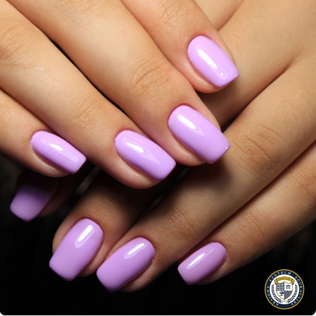 Efekt manicure hybrydowego w kolorze lawendowym - równo pomalowane, błyszczące paznokcie w jasnym fioletowym odcieniu