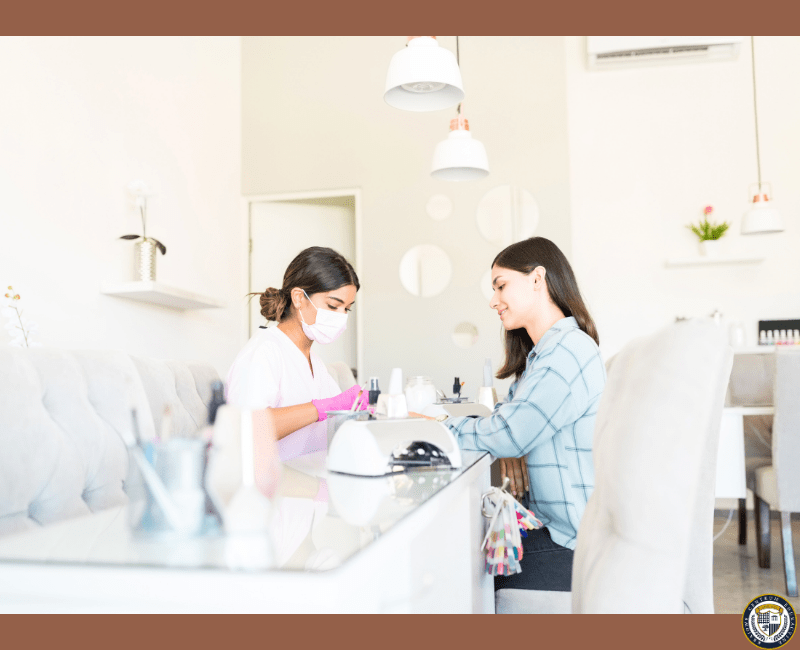 Profesjonalny manicure wykonywany przez stylistkę paznokci