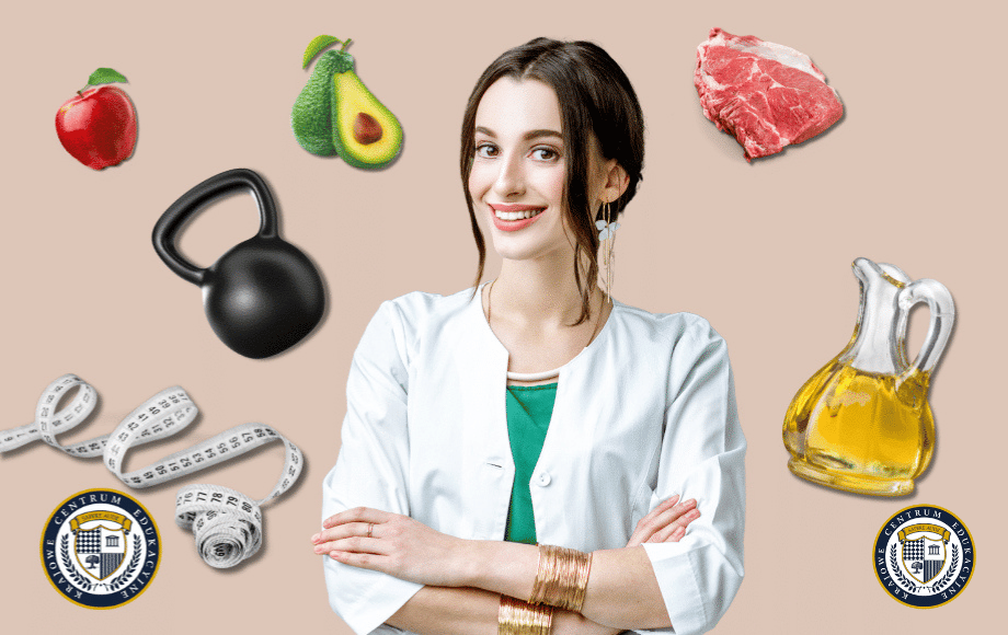 Kobieta dietetyk na beżowym tle. Wokoło różne przedmioty - kettlebell, miarka, awokado, jabłko, kawałek mięsa i olej.
