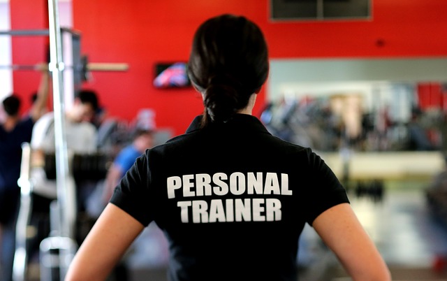 Trenerka personalna nadzorująca zajęcia na siłowni