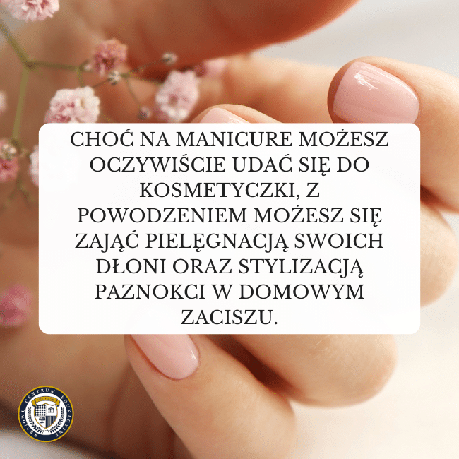 Zdjęcie dłoni z różowymi paznokciami. Tekst na białym tle na środku: Choć na manicure możesz oczywiście udać się do kosmetyczki, z powodzeniem możesz się zająć pielęgnacją swoich dłoni oraz stylizacją paznokci w domowym zaciszu.