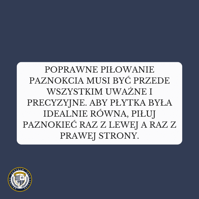 Granatowe tło i napis na środku: Poprawne piłowanie paznokcia musi być przede wszystkim uważne i precyzyjne. Aby płytka była idealnie równa, piłuj paznokieć raz z lewej a raz z prawej strony.