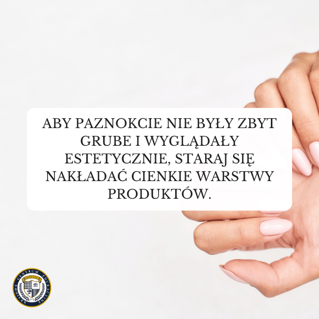 Zdjęcie dłoni z zadbanymi paznokciami i napis na środku: Aby paznokcie nie były zbyt grube i wyglądały estetycznie, staraj się nakładać cienkie warstwy produktów.