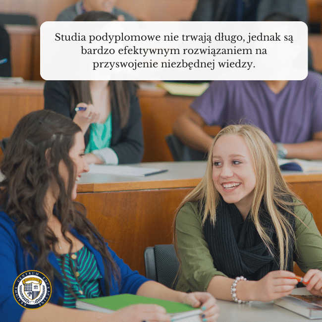 Zdjęcie studentów siedzących na auli. Na pierwszym planie dwie dziewczyny rozmawiajace ze sobą. Studia podyplomowe nie trwają długo, jednak są bardzo efektywnym rozwiązaniem na przyswojenie niezbędnej wiedzy. Napis na górze: Studia podyplomowe nie trwają długo, jednak są bardzo efektywnym rozwiązaniem na przyswojenie niezbędnej wiedzy.