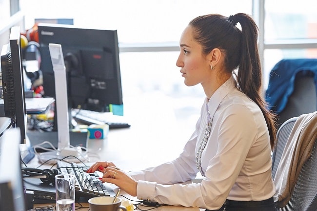 kobieta pracująca przy komputerze