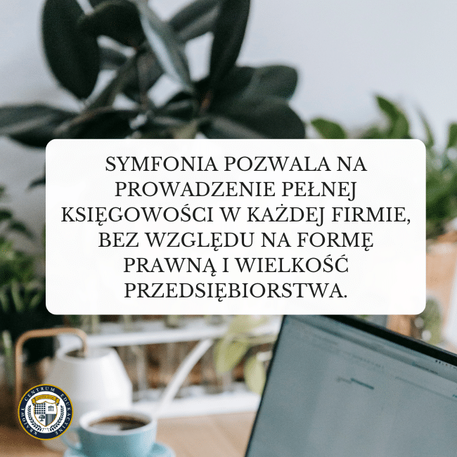Zdjęcie biurka z rośliną i laptopem. Napis: Symfonia pozwala na prowadzenie pełnej księgowości w każdej firmie, bez względu na formę prawną i wielkość przedsiębiorstwa.