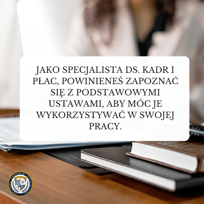 Książki i dokumenty na biurku - niezbędne ustawy w podstawach kadr i płac