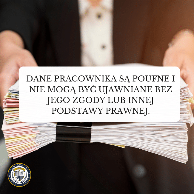 Zdjęcie mężczyzny w garniturze przekazującego gruby plik dokumentów i teczek. Napis na środku: Dane pracownika są poufne i nie mogą być ujawniane bez jego zgody lub innej podstawy prawnej.