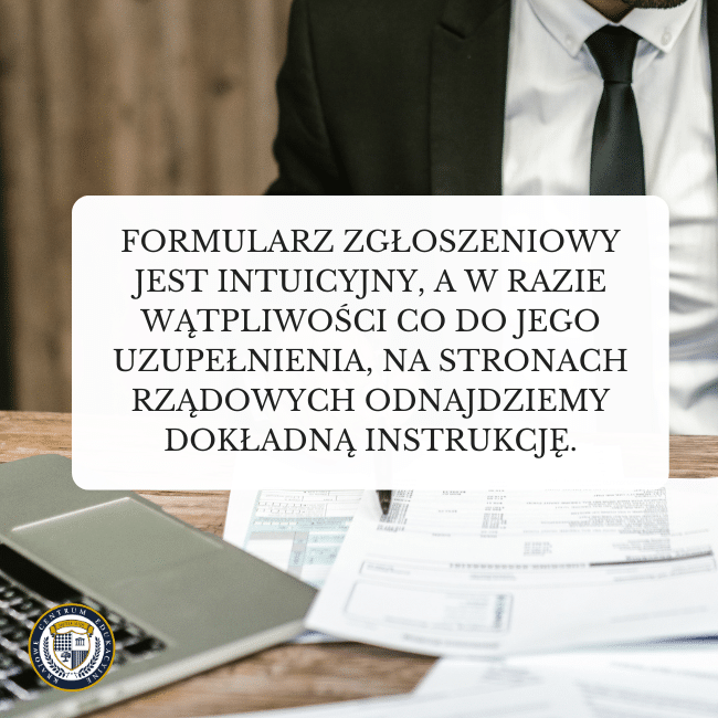 Grafika z wypisywaniem formularzy i napis: Formularz zgłoszeniowy jest intuicyjny, a w razie wątpliwości co do jego uzupełnienia, na stronach rządowych odnajdziemy dokładną instrukcję.