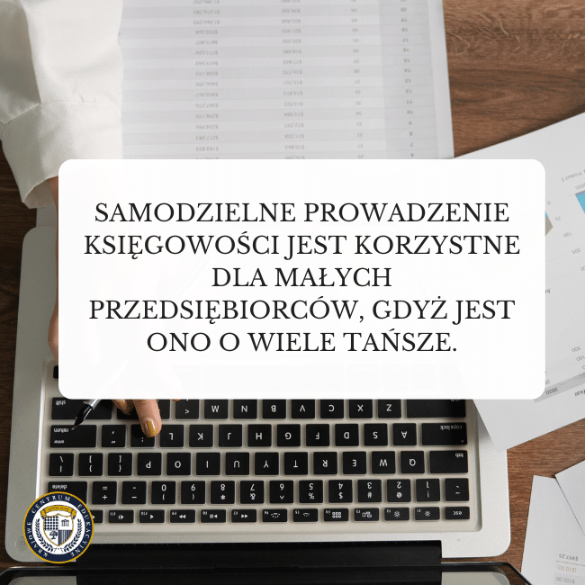 Grafika z laptopem i różnymi dokumentami. Napis: Samodzielne prowadzenie księgowości jest korzystne dla małych przedsiębiorców, gdyż jest ono o wiele tańsze.
