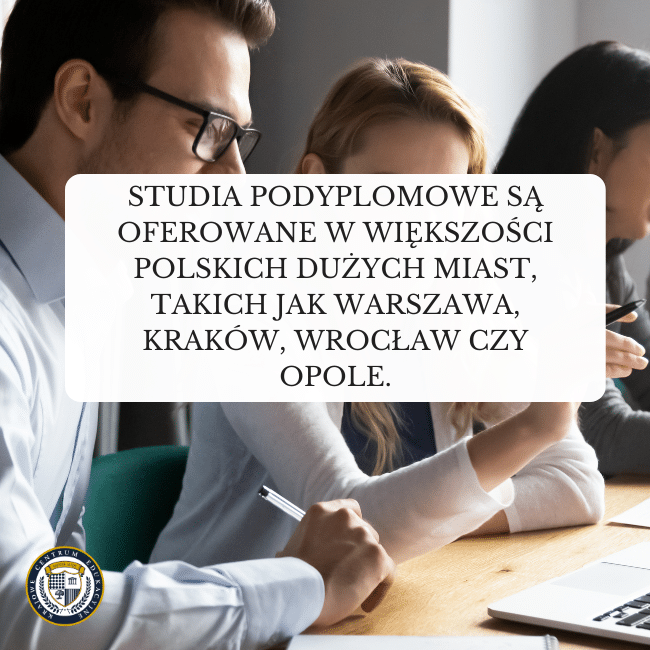 Zdjęcie studentów w tle i napis: Studia podyplomowe są oferowane w większości polskich dużych miast, takich jak Warszawa, Kraków, Wrocław, czy Opole.