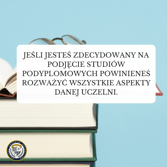Zdjęcie książek w tle i napis: Jeśli jesteś zdecydowany na podjęcie studiów podyplomowych powinieneś rozważyć wszystkie aspekty danej uczelni.